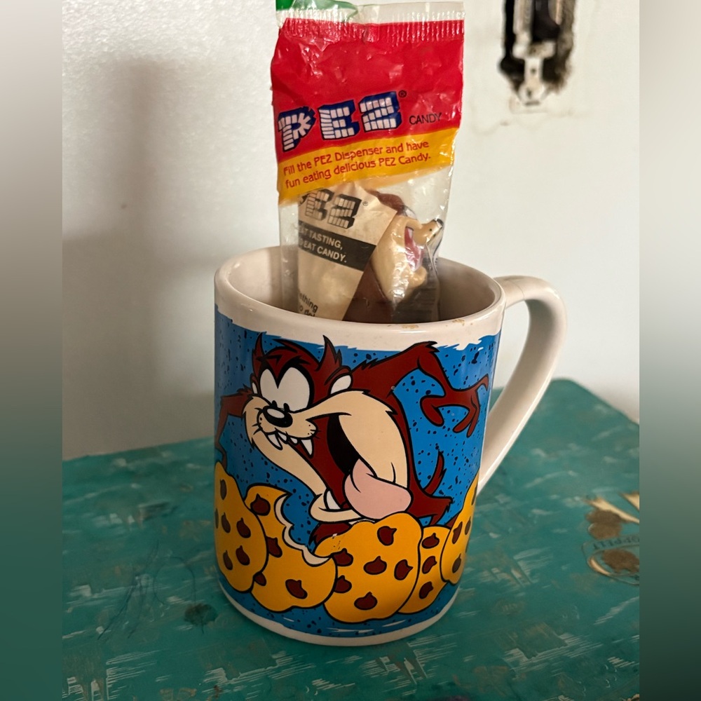 Vintage . Tasmanian Devil Cartoon Mug bonus Taz pez dispenser new!